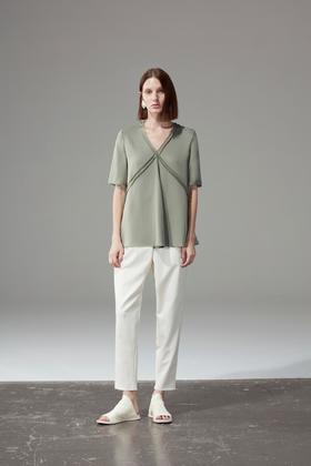 V领领口压边上衣