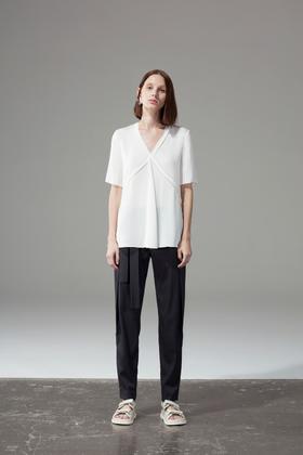 V领领口压边上衣