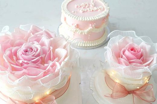 2021女神节限定款：粉丝玫瑰（带灯串）︳水果戚风蛋糕，4层胚3层夹心，默认火芒，需其他口味请备注！ 商品图1