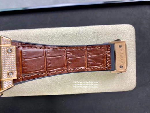 恒宝 大爆炸 计时款V2版4700机芯｛腕表之家 品牌新闻｝继前年夏天发布SPIRIT OF BIG BANG全黑腕表后，如今Hubiot宇舶表以赛车为灵感 商品图7