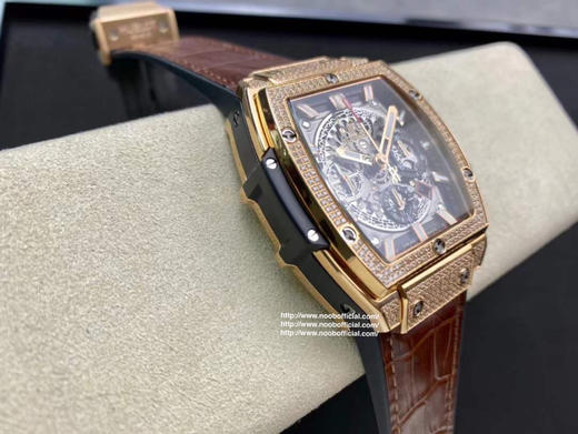 恒宝 大爆炸 计时款V2版4700机芯｛腕表之家 品牌新闻｝继前年夏天发布SPIRIT OF BIG BANG全黑腕表后，如今Hubiot宇舶表以赛车为灵感 商品图4