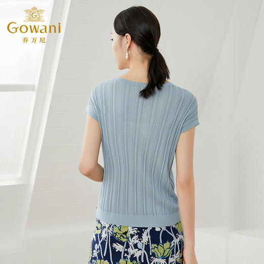 【两色可选】乔万尼薄款女冰丝v领短款宽松上衣女设计感早春宽松短袖针织衫女EI1M943 商品图3