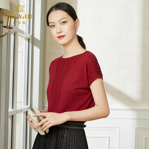 【两色可选】乔万尼薄款女冰丝v领短款宽松上衣女设计感早春宽松短袖针织衫女EI1M943 商品图1