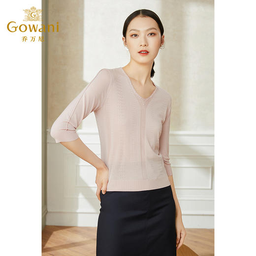 【三色可选】乔万尼薄款女冰丝v领短款宽松上衣女设计感早春七分袖针织衫EI1M946 商品图1