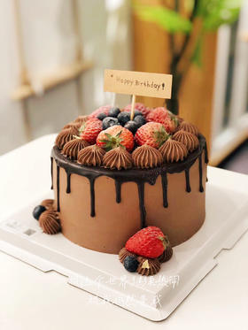 巧克力遇上草莓，法芙娜蛋糕体搭配牛奶巧克力奶油夹心，满口都是幸福和满足