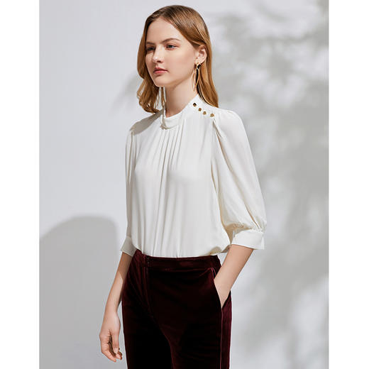 EITIE爱特爱春季新款通勤气质半高领灯笼五分袖雪纺女上衣6313008 商品图5