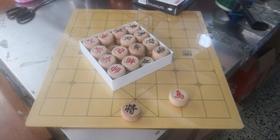 直径4.0的榉木象棋棋子+0.5厚防水棋盘。批发价45元一套包邮。
棋盘规格：44*47*0.5