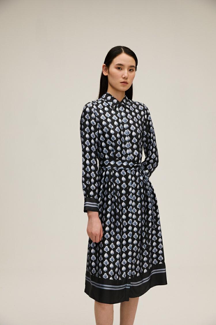 三石一澜/sanceland 斜纹绸真丝扑克女王印花飘带连衣裙se34103092