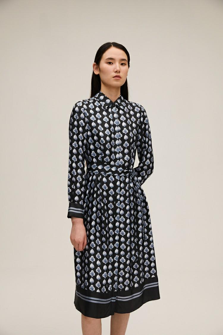 三石一澜/sanceland 斜纹绸真丝扑克女王印花飘带连衣裙se34103092