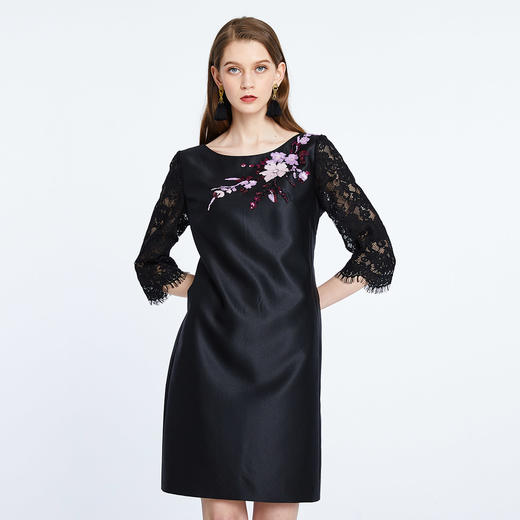 RE8A9斯尔丽2021春季新品淑女气质直身立体贴花蕾丝袖小黑裙 商品图0