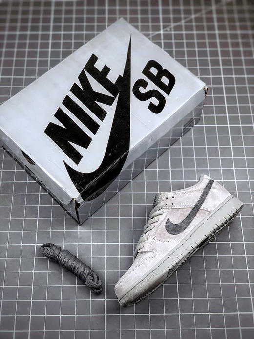 NIKE Dunk SB LOW PRO
灰黑麂皮 商品图2