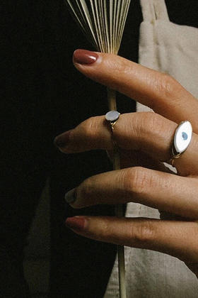 OKRA | Moon knuckle Mini shell ring [戒指]