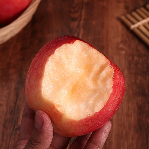 【 脆甜多汁】陕西洛川红富士苹果来自苹果之乡  果香浓郁  甜蜜多汁  果肉脆嫩  果皮洁净  色泽鲜艳 商品图2