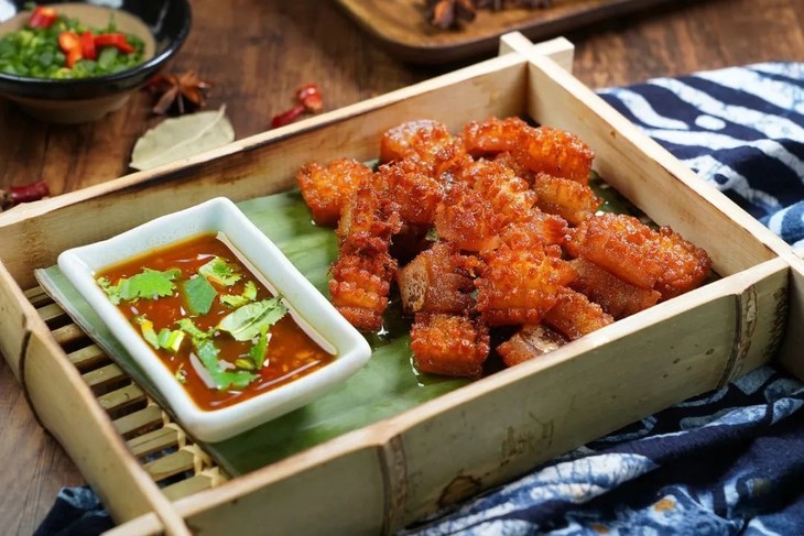 山珍菌香炒饭(1份)泉水豆腐(1份)傣味炸猪皮(1份)纳西小炒肉(1份)太安