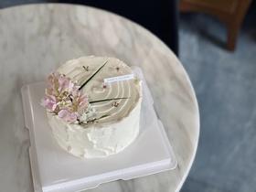 绣球鲜花少女奶油生日蛋糕