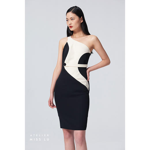 【命运流转】流畅曲线斜肩黑拼米白装饰腰带修身连衣裙/0000666 商品图0