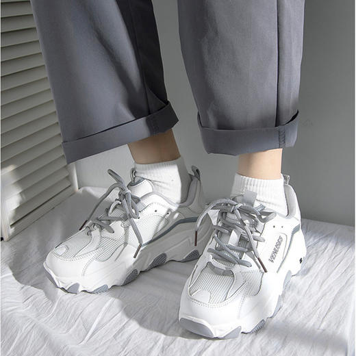 【颜值爆表 引爆街头】2021爆款潮流反光老爹鞋 飞织面料干爽内里亲肤贴足不闷脚 穿上百搭增高显腿长女鞋 商品图3