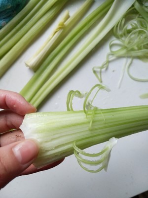 怎样炒出饭店级别的幼嫩西芹(附正确的西芹处理手法)的做法 步骤7