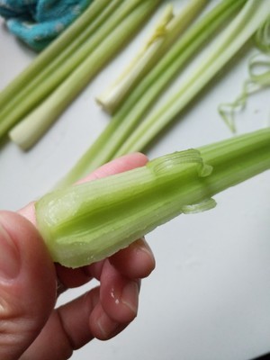 怎样炒出饭店级别的幼嫩西芹(附正确的西芹处理手法)的做法 步骤6