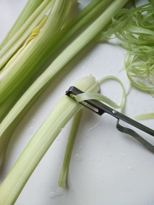 怎样炒出饭店级别的幼嫩西芹(附正确的西芹处理手法)的做法 步骤5