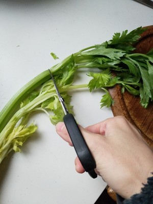 怎样炒出饭店级别的幼嫩西芹(附正确的西芹处理手法)的做法 步骤2
