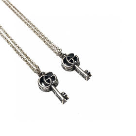 𝐆𝐮𝐜𝐜𝐢纯银镀黑做旧 蔓藤雕刻 双G造型钥匙吊坠项链