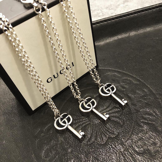 𝐆𝐮𝐜𝐜𝐢纯银镀黑做旧 蔓藤雕刻 双G造型钥匙吊坠项链 商品图5