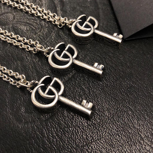 𝐆𝐮𝐜𝐜𝐢纯银镀黑做旧 蔓藤雕刻 双G造型钥匙吊坠项链 商品图6