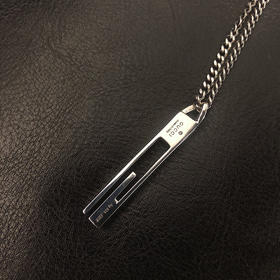 Gucci情侣G字竖长条吊坠牌
