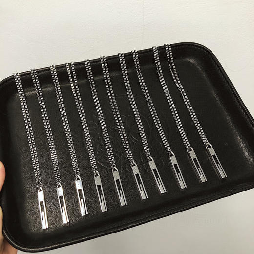 Gucci情侣G字竖长条吊坠牌 商品图6