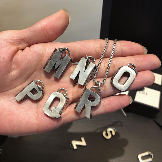 𝐆𝐮𝐜𝐜* 纯银做旧字母项链
（备注字母） 商品图5