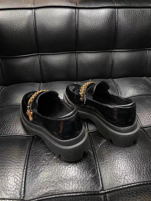 LFGJ 6104  小蜜蜂金属链条漆皮英伦风松糕鞋 商品图3