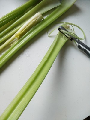 怎样炒出饭店级别的幼嫩西芹(附正确的西芹处理手法)的做法 步骤4