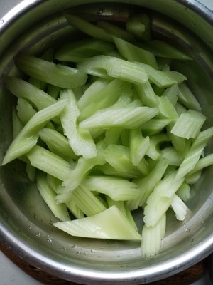 怎样炒出饭店级别的幼嫩西芹(附正确的西芹处理手法)的做法 步骤9