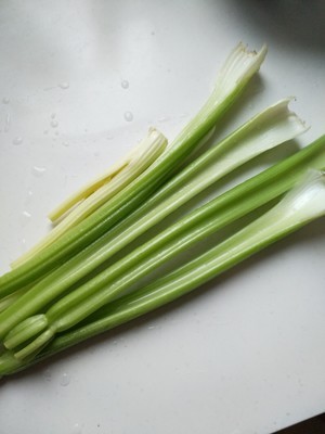 怎样炒出饭店级别的幼嫩西芹(附正确的西芹处理手法)的做法 步骤3