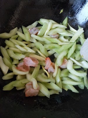 怎样炒出饭店级别的幼嫩西芹(附正确的西芹处理手法)的做法 步骤13