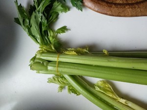 怎样炒出饭店级别的幼嫩西芹(附正确的西芹处理手法)的做法 步骤1