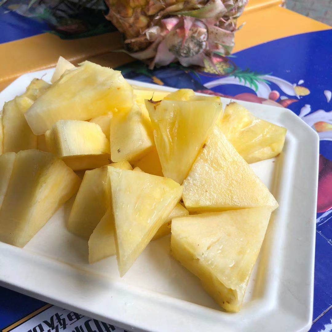 【海南豆奶凤梨】个头适中，果肉嫩甜多汁，酸酸甜甜的口感，饭后来一块解腻又爽口，凤梨香味鲜味不错。2个家庭分享装，江浙沪皖顺丰包邮~