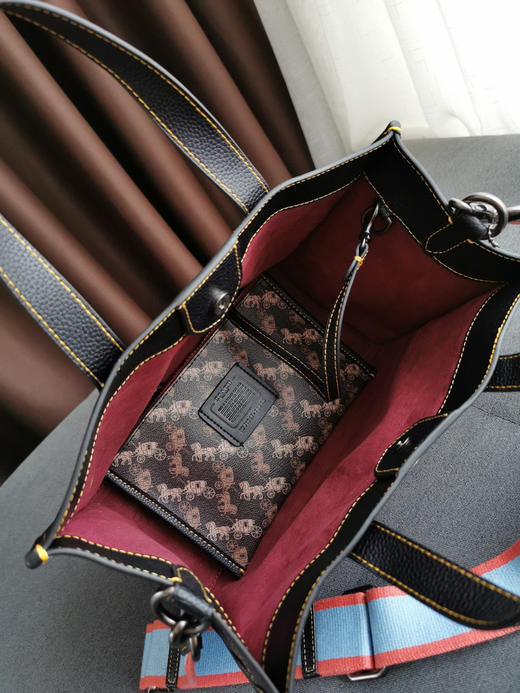Coach蔻驰马车30号托特包-黑色条纹款 商品图6