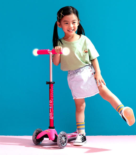 瑞士Micro迈古｜Mini Delux Magic 迈古儿童豪华版魔力滑板车｜闪光轮和魔术灯手柄｜ 迈古溜溜车初学者发光宝宝滑滑车2-5岁 商品图5