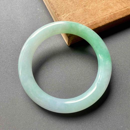 糯冰种阳绿圆条翡翠手镯55.5 55 商品图1