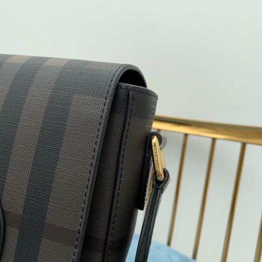 烟熏格纹男士邮差包 商品图4