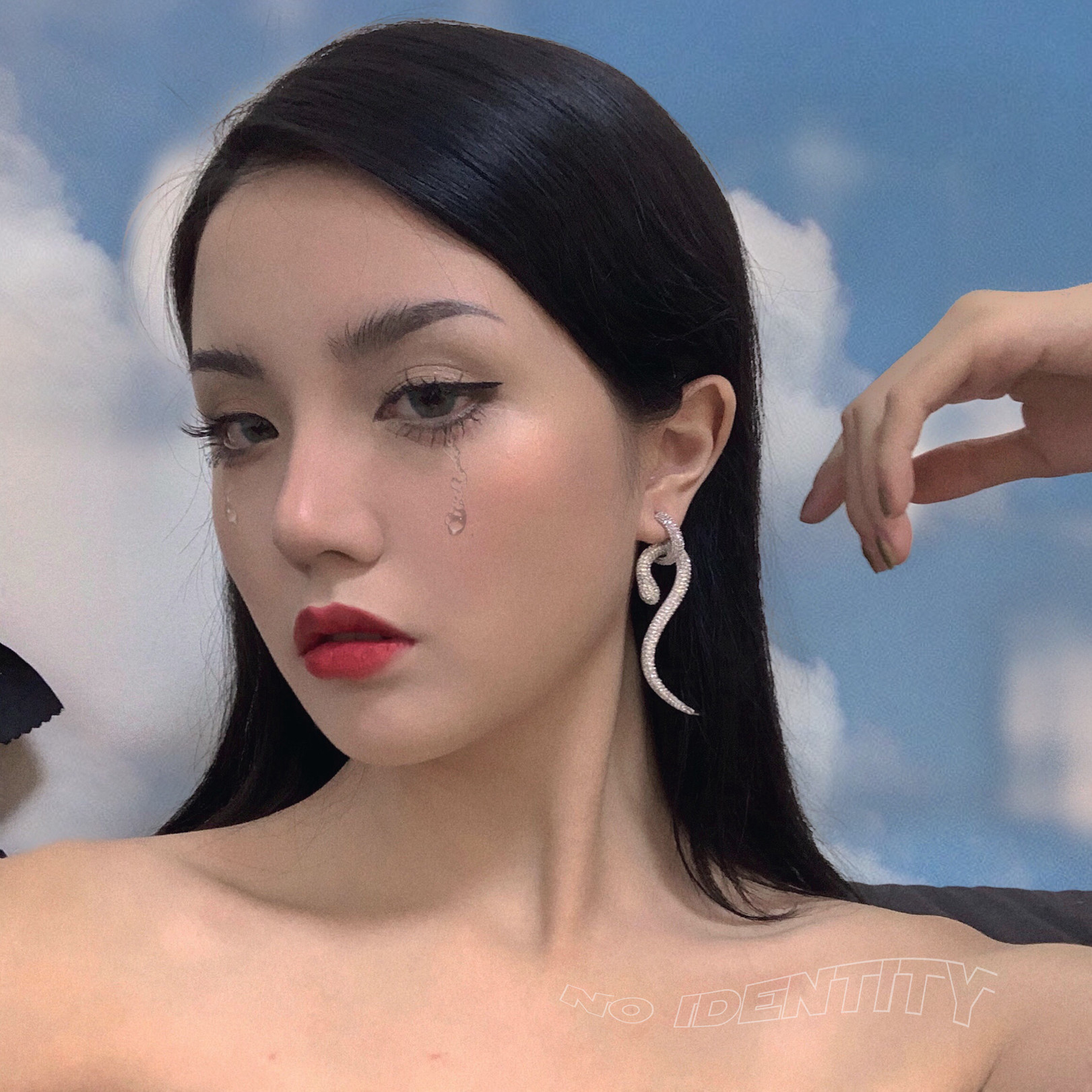 no identity独立设计未来感蛇水钻耳环