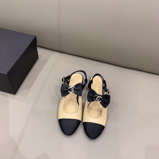 Chane*专柜最新款蝴蝶结凉鞋
平底3色 商品图1