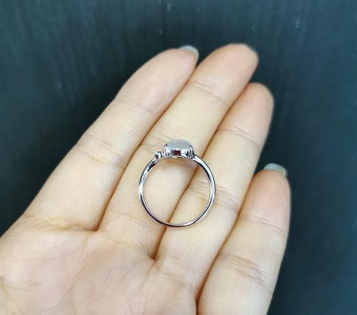 白冰翡翠蛋面精致猫咪白金戒指 商品图4