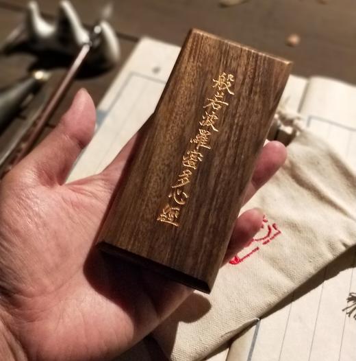 木刻丨《心经》沈树华老师亲工，日本矿物朱砂印制，小叶桢楠面板，手工亚麻布袋（下单后7日内发货） 商品图2