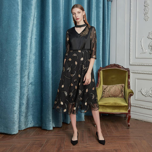 NC81S斯尔丽2021年春季上新瑟俪脱卸领烫钻连衣裙 商品图3