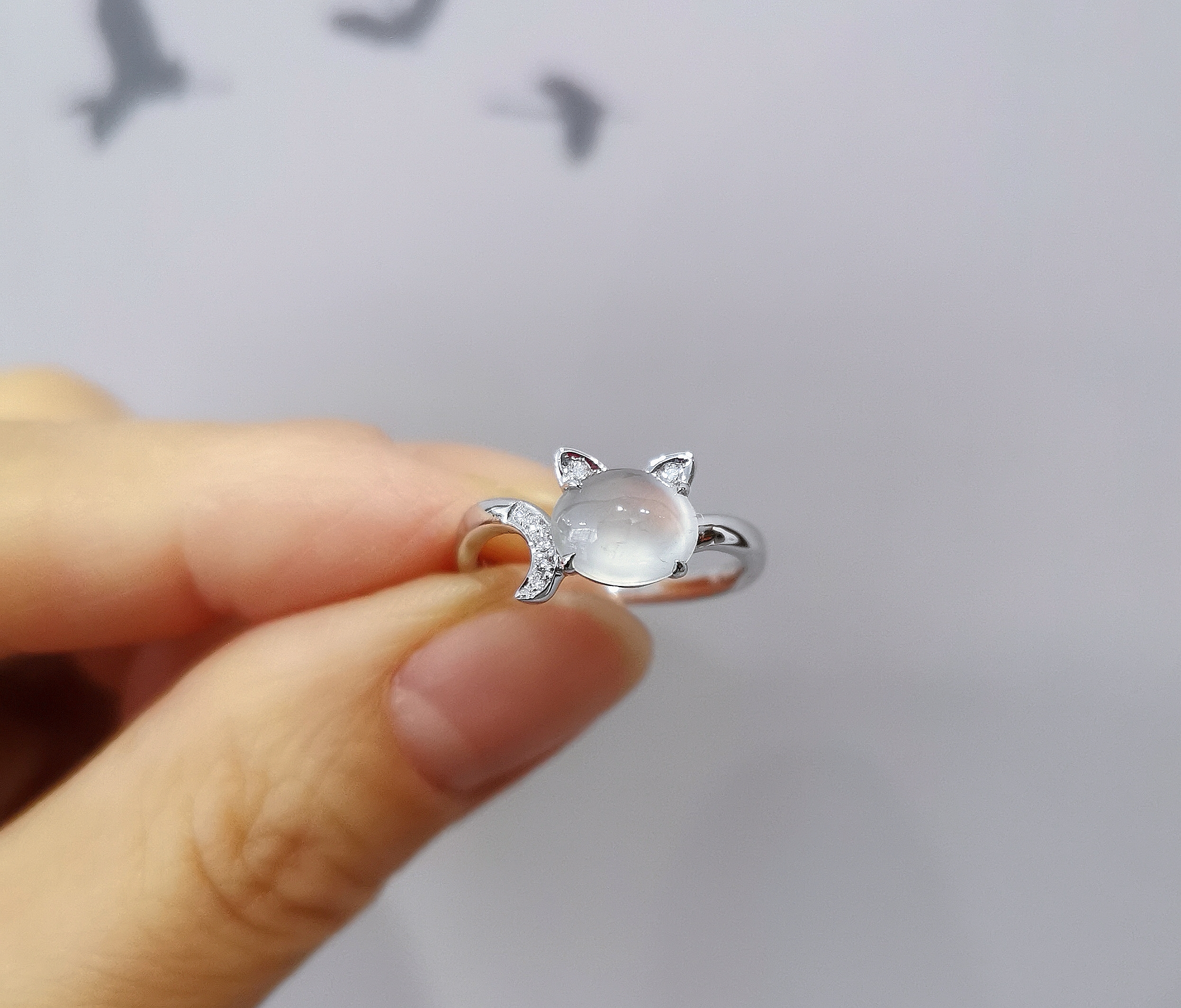白冰翡翠蛋面精致猫咪白金戒指