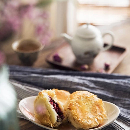 新增玫瑰蛋黄酥，云南玫瑰鲜花饼，2盒装【手工制作】玫瑰鲜花饼花香浓郁，酥软细腻 层层起酥可做伴手礼8枚*40克/盒*2现烤现发 商品图1