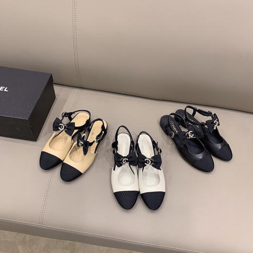 Chane*专柜最新款蝴蝶结凉鞋
平底3色 商品图0